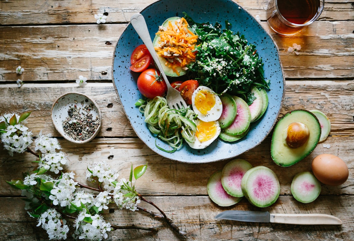 Frutta e verdura biologica colorata rappresentando la diversità nutrizionale